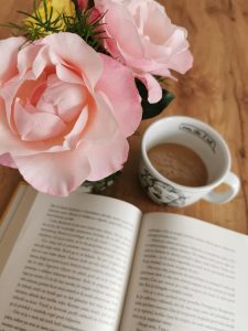 Knjige, rože in kava